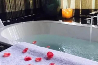 南宁水疗池中的失重冥想：当身体学会漂浮